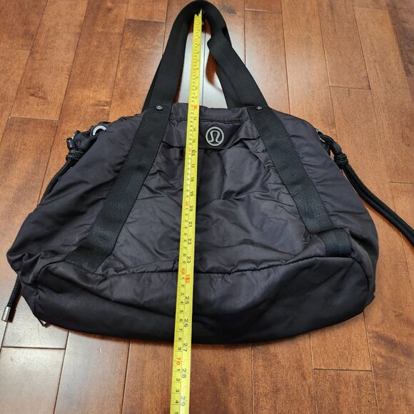 Lululemon Effortless Tote in black - Picture 6 of 14